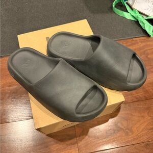 Adidas Yeezy Slide in Black